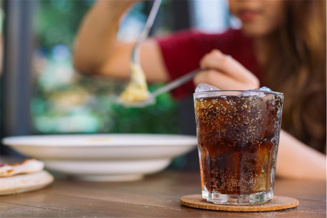 Worauf sollte man im Restaurant achten, wenn Eiswürfel im Glas sind?