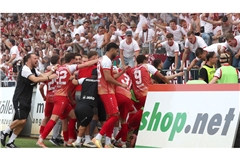 Würzburger Kickers feiern den Aufstieg.