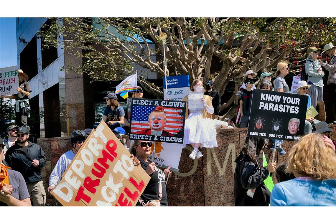 Bilder des Tages Wütende Demonstranten tragen Schilder und skandieren Slogans aus Protest gegen die Politik von US-Präsident Donald Trump und den Milliardär Elon Musk in Los Angeles.