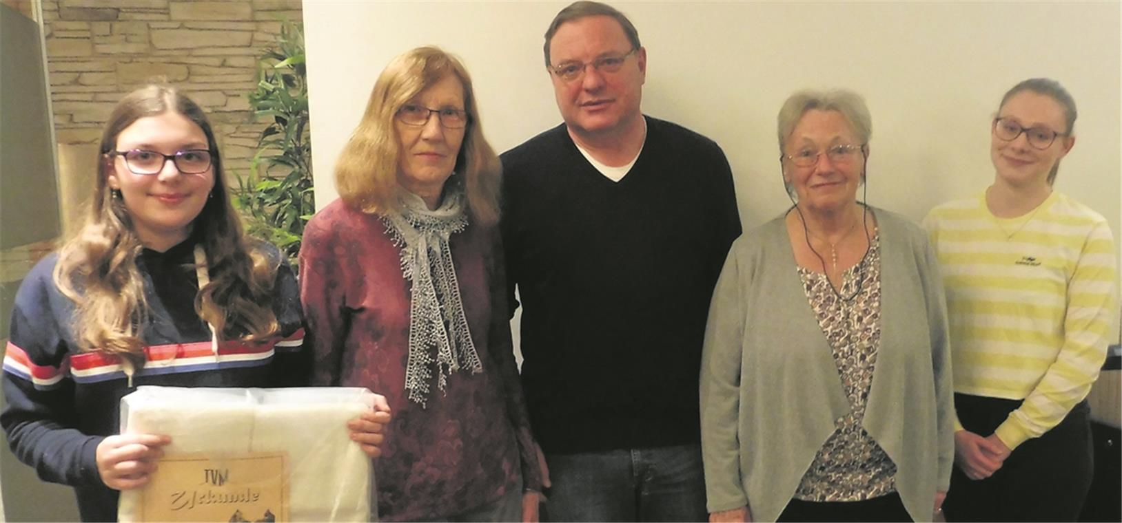 Rainer Jäger übergibt den Staffelstab an Lena Kreder Wurden geehrt (von links): Laura Weckenmann, Christel Kauffmann, Rainer Jäger, Hermine Reusch, Anni Schultes. Fotos: privat