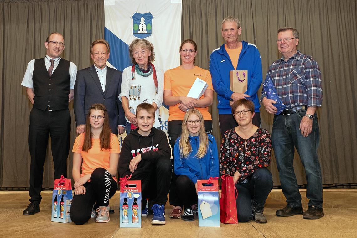 Ein quicklebendiger Verein Wurden von Ralf Wiedler, Vizepräsident Turngau Rems-Murr, und Rolf Kirschbaum vom Vorstand (stehend von links) stellvertretend für ihr besonderes Engagement im Verein gewürdigt (stehend von hinten links, dann vorne von links): Gerda Hettich, Jasmin Speidel, Klemens Maier und Willi Ellinger, Larissa Warmer, Mattis Kugler, Sina Joos und Sibylle Kugler.