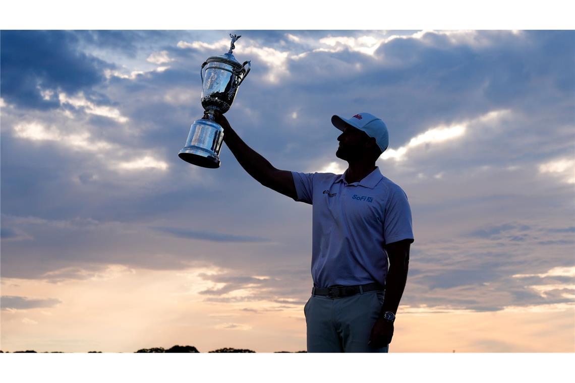 Wyndham Clark präsentiert stolz die Trophäe.