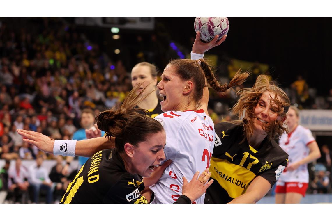Dank Johanna Bundsens Paraden – HB Ludwigsburg zieht ins Finale ein Xenia Smits tankt sich durch.