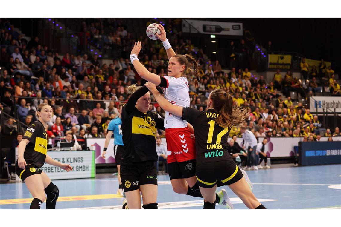 Dank Johanna Bundsens Paraden – HB Ludwigsburg zieht ins Finale ein Xenia Smits übernahm wie so oft Verantwortung im Spiel der HB Ludwigsburg.