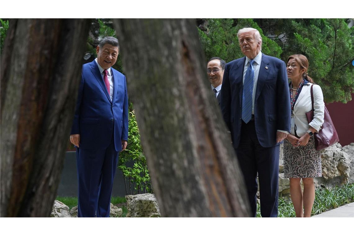 Xi zeigte Trump den Garten im Regierungsareal Zhongnanhai.
