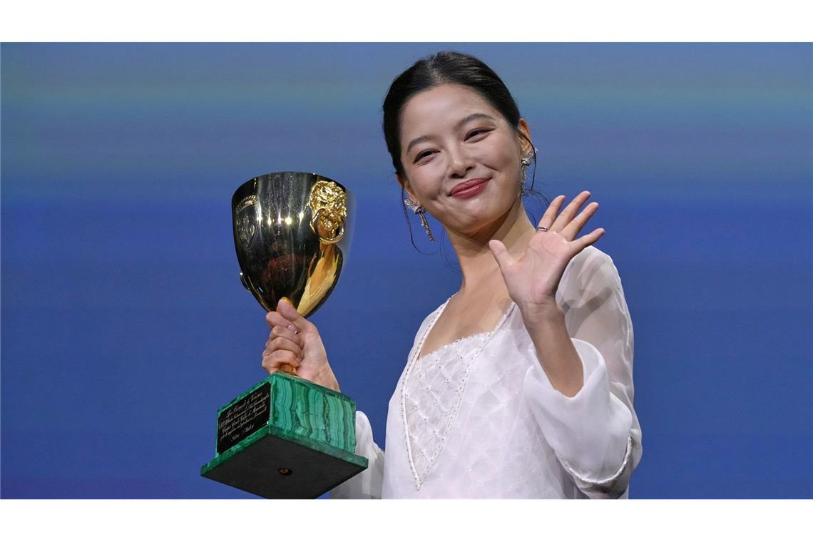 Goldener Löwe in Venedig für Jim Jarmusch Xin Zhilei mit ihrer Auszeichnung.
