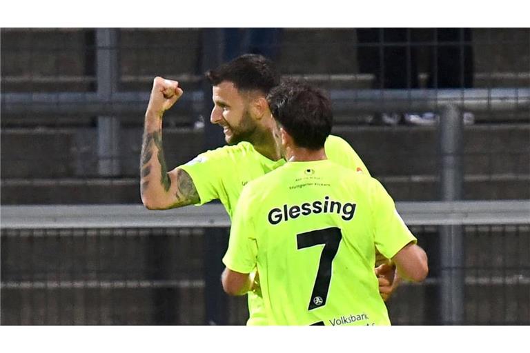 Yannick Glessing jubelt mit Torschütze Dejan Bozic über das 1:0 der Stuttgarter Kickers.