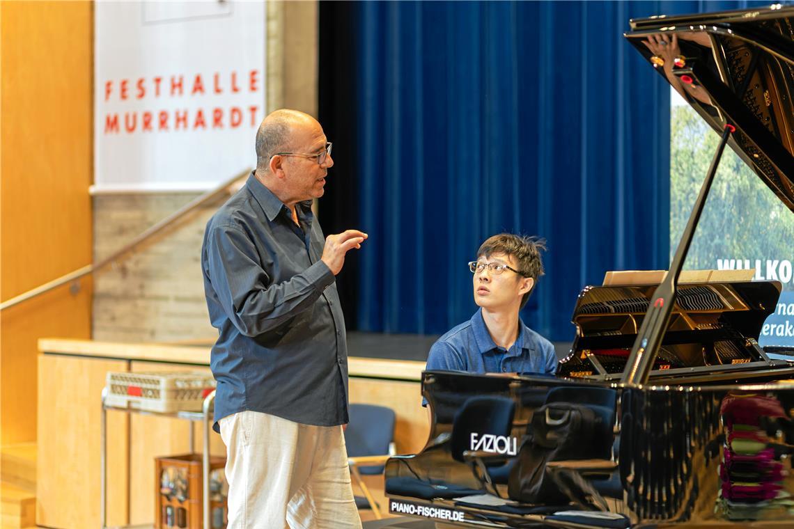 Meisterkurse bei hochkarätigen Dozenten Yaron Rosenthal, Ehrengast der diesjährigen Klavierakademie, ist einer der führenden israelischen Pianisten. Der Professor rät den jungen Musikern – hier Yan-Lun Liao am Flügel –, Anregungen von möglichst vielen unterschiedlichen Dozenten und ganz verschiedene musikalische Erfahrungen zu sammeln. Foto: Stefan Bossow