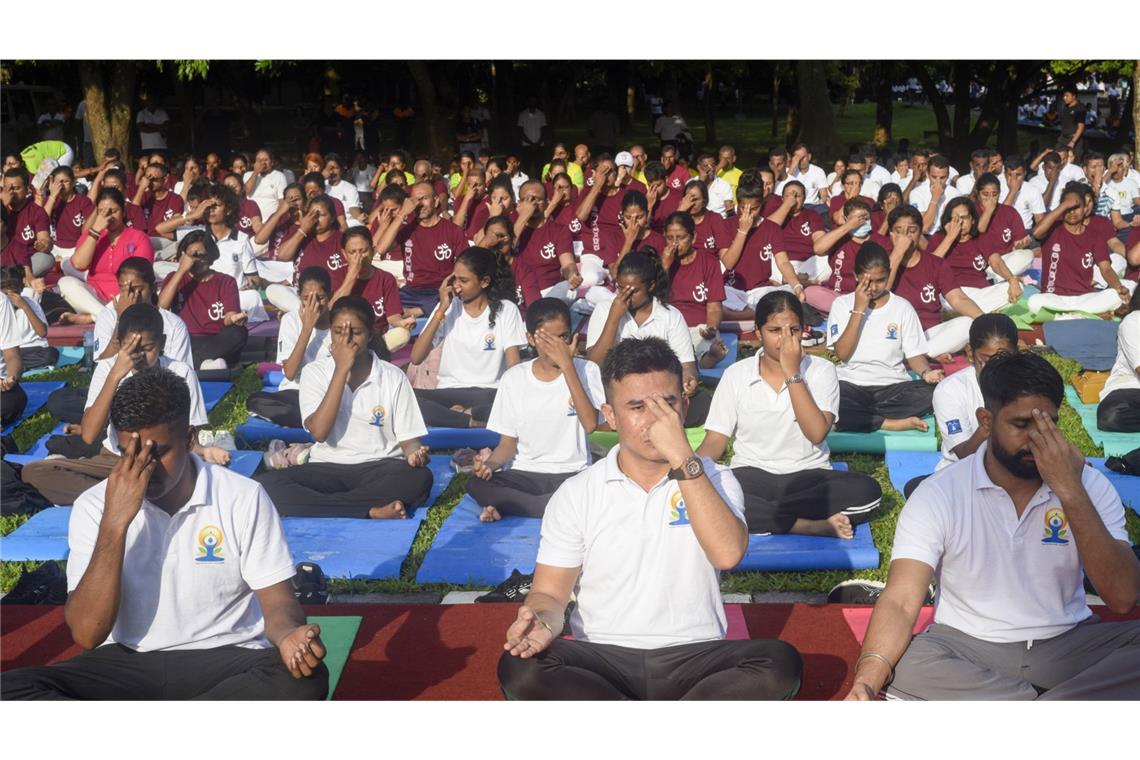 Yoga hat seine Wurzeln in Indien und ist dort in seiner modernen Form auch heute eine Massenbewegung..