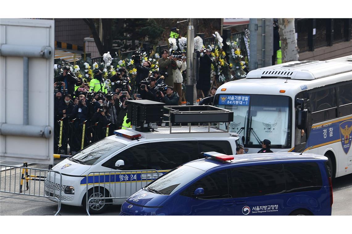Südkoreas suspendierter Präsident Yoon muss in Haft bleiben Yoon Suk Yeol wurde in einem blauen Van zur Anhörung in das Gericht gebracht.