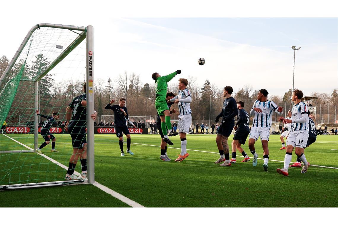 Young-Boys-Keeper Nikolay Goranov klärt vor Kickers-Mittelstürmer Samuel Unsöld.