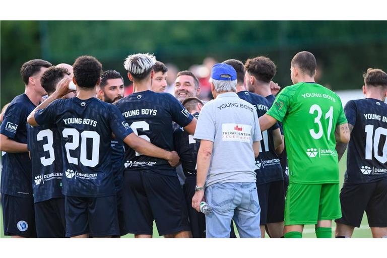 Young Boys Reutlingen mit Trainer Volker Grimminger (Mi.) spielen künftig in der Oberliga.