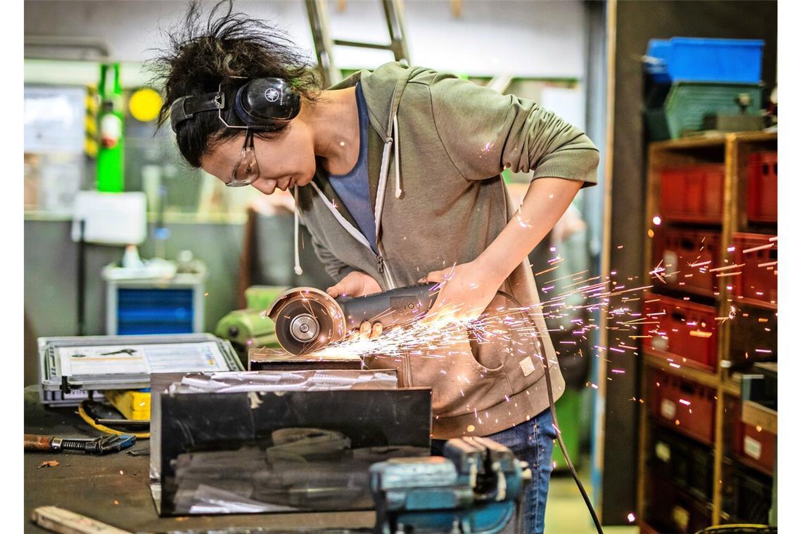 Nicht nur für Tüftler: Werkstätten zum Selbstmachen Yun Xing will im Hobbyhimmel einen Gartentisch in einen Grill umbauen.