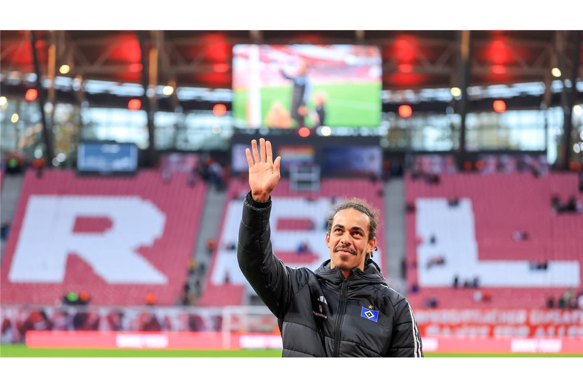Yussuf Poulsen bedankt sich nach dem Spiel des HSV in Leipzig bei den RB-Fans. Vor dem Spiel hatten die den Ex-Leipziger mit einer Riesen-Choreo gefeiert.