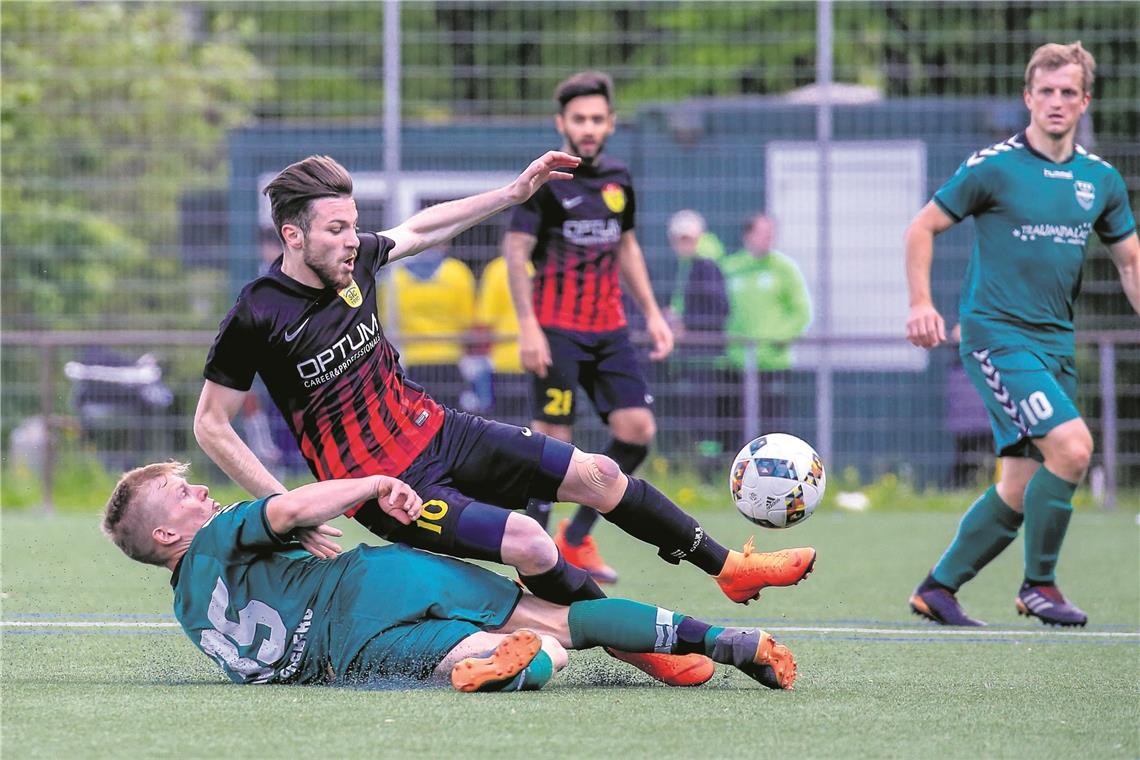 Yusufhan Öztürk (oben im Zweikampf mit Rudersbergs Sven Höfer) muss mit dem TSC Murrhardt mit einem Punkt zufrieden sein.Foto: A. Becher