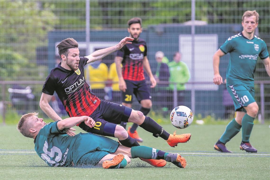 Yusufhan Öztürk (oben)spielt mit dem TSC Murrhardt in Althütte. Foto: A. Becher