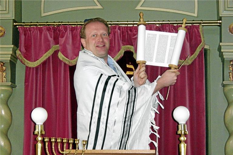 Yuval Lapide mit einer Thora, der Heiligen Schrift der Juden. Er kam 1974 als Jugendlicher mit seinen Eltern nach Deutschland, da sein Vater dort einen Auftrag zur Forschungs- und Versöhnungsarbeit übernahm. Ihnen gelang 1939 die Flucht nach Palästina. Foto: privat
