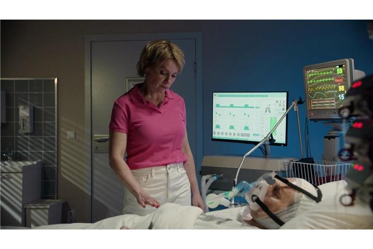 Yvonne (Gisa Zach) ist geschockt über Jo Gerners (Wolfgang Bahro) Zustand.