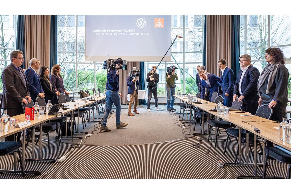 VW-Tarifstreit: Verhandlungsmarathon geht weiter Zähe Verhandlungen: Bei VW geht die fünfte Tarifrunde in die Verlängerung. (Archivfoto)