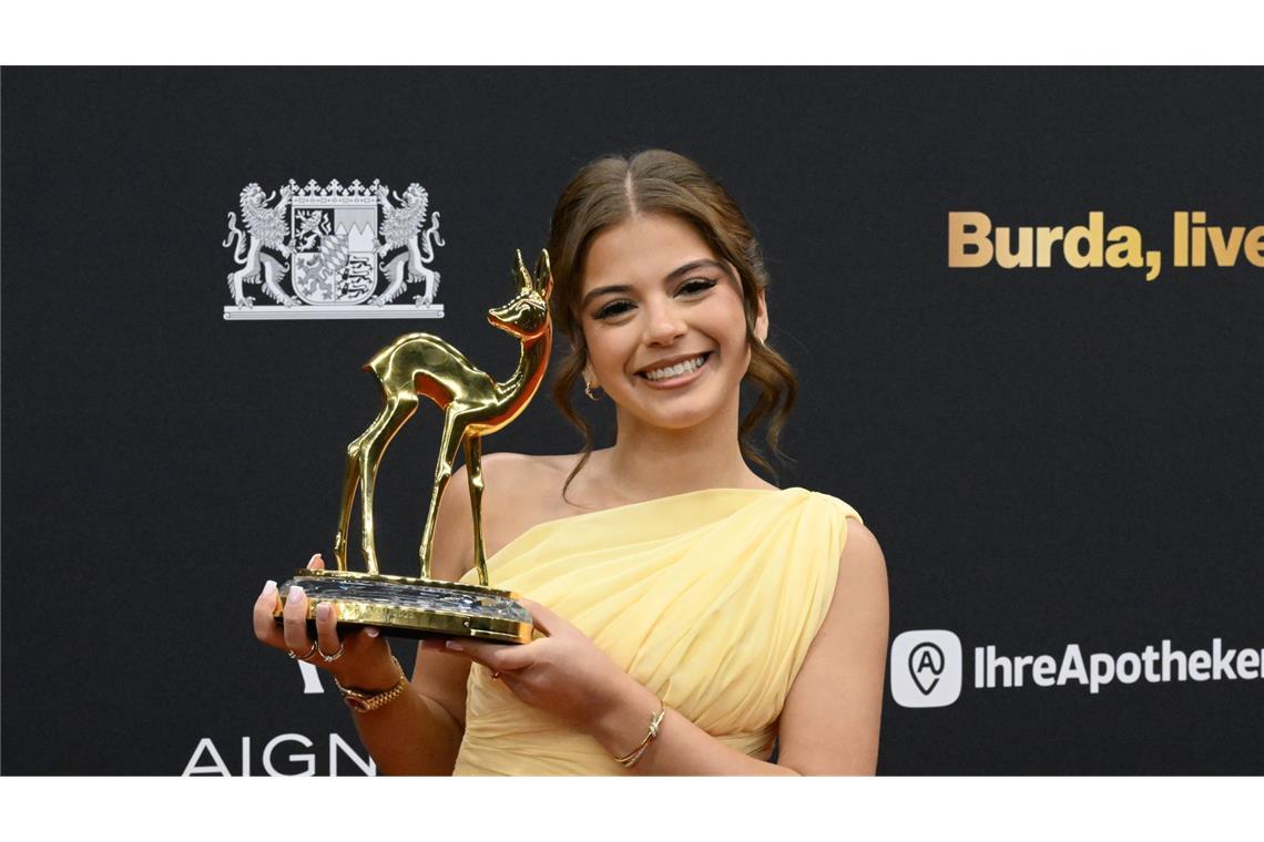 Zah1de zeigt ihren BAMBI, in der Kategorie „Shootingstar“, bei der 77. Bambi-Verleihung in den Bavaria Filmstudios.