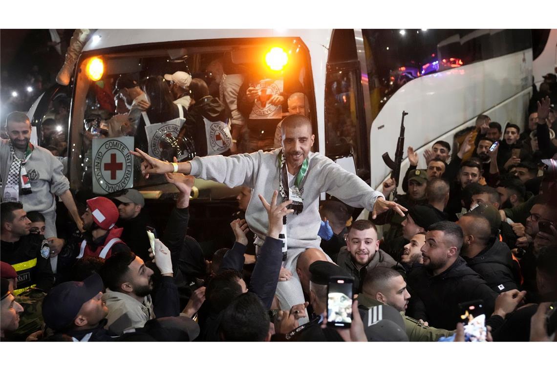 Bilder des Tages Zaharia Zubeidi, ehemaliger Anführer der Al-Aqsa-Märtyrer-Brigade, eines bewaffneten Ablegers der säkularen Fatah-Partei, der nach einem Abkommen zu einer Waffenruhe zwischen Israel und der Hamas aus israelischen Gefängnissen entlassen wurde, wird bei seiner Ankunft in Ramallah begrüßt.