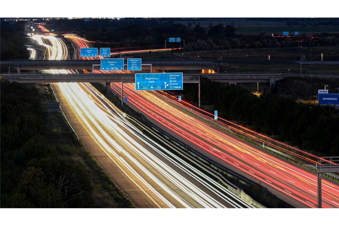 Bilder des Tages Zahlreiche Autos fahren über die A14 am Flughafen Leipzig/Halle. (Aufnahme mit Langzeitbelichtung)
