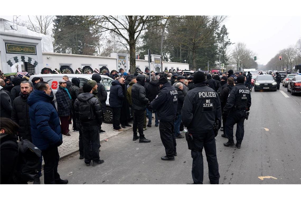 Zahlreiche Besucher kommen nach dem Trauergebet vor der Beerdigung eines 62-Jährigen aus der Neuköllner Sehitlik-Moschee.
