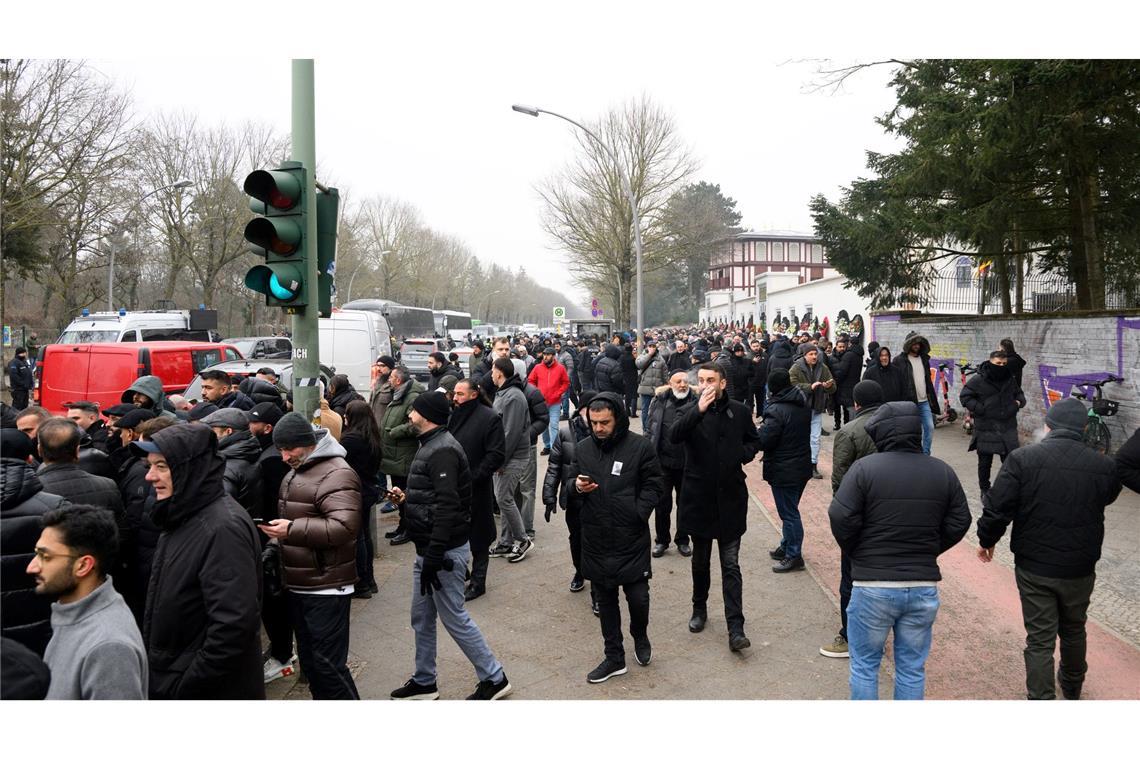 Zahlreiche Besucher kommen nach dem Trauergebet vor der Beerdigung eines 62-Jährigen aus der Neuköllner Sehitlik-Moschee.