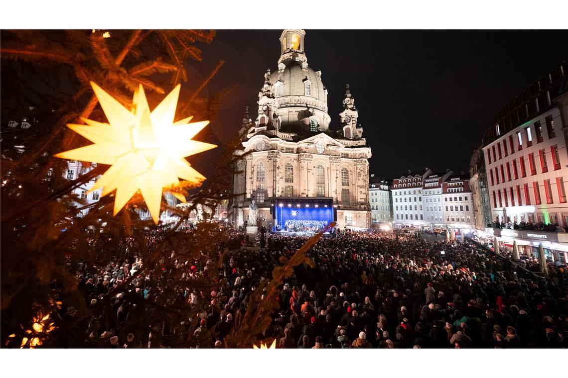 Zahlreiche Besucher verfolgen die traditionelle Christvesper auf dem Neumarkt vor der Frauenkirche in Dresden.
