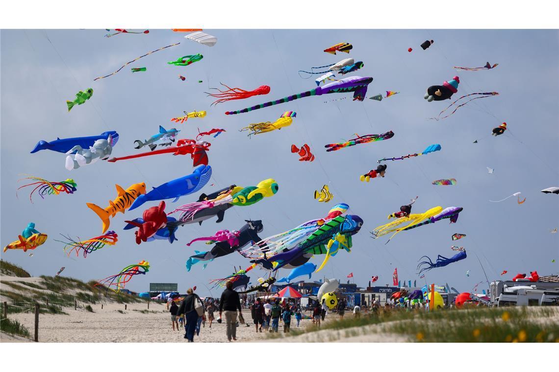 Bilder des Tages Zahlreiche bunte Drachen sind beim Drachenfest über dem Strand von St. Peter-Ording in der Luft. Zu sehen sind überdimensionale Kreationen, Lenkdrachen, Unikate und beliebte Comicfiguren.