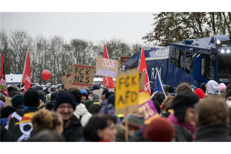 Zahlreiche Demonstranten protestieren gegen die Gründung der neuen AfD-Jugendorganisation. Daneben ein gepanzertes Polizeifahrzeug.