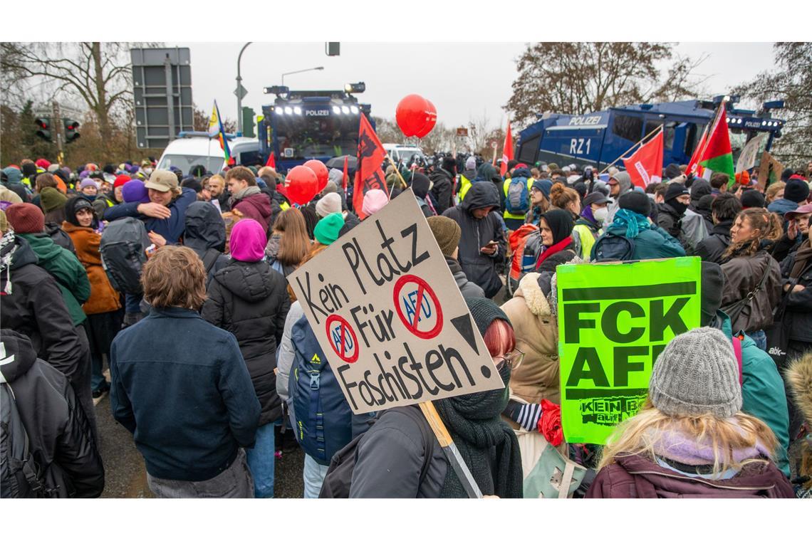 Zahlreiche Demonstranten protestieren gegen die Gründung der neuen AfD-Jugendorganisation. (Archivbild)