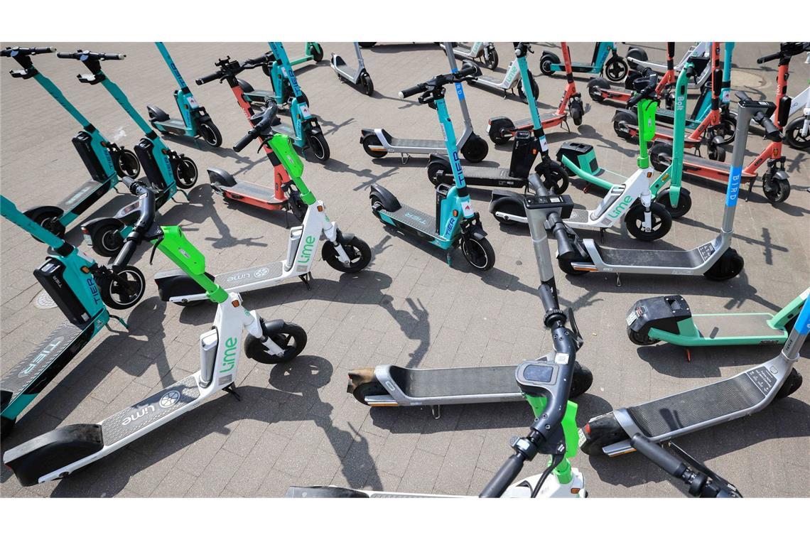 Gefahr auf dem E-Scooter: Forscher fordert Altersgrenze Zahlreiche E-Scooter in den Innenstädten: Auch die Unfallzahlen nehmen zu.