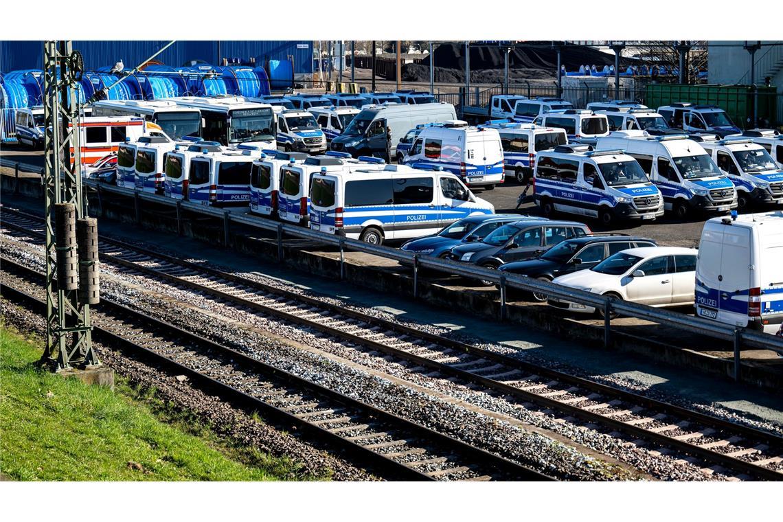 Castor-Transport soll nach Bayern rollen Zahlreiche Einsatzfahrzeuge stehen an der Bahnstrecke am Hafen.