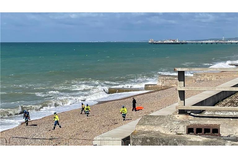 Zahlreiche Einsatzkräfte sind am Strand in Brighton eingetroffen.