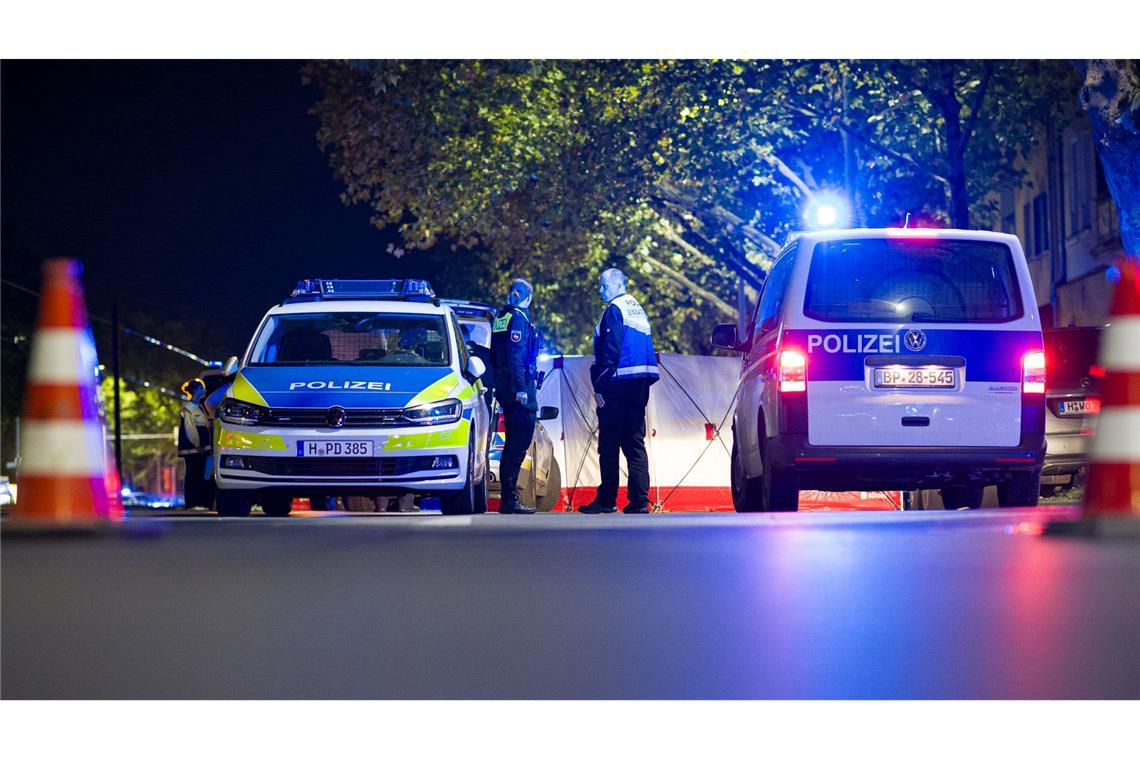 Schüsse in Hannover - Junger Mann stirbt, mehrere Verletzte Zahlreiche Einsatzkräfte sind am Tatort.
