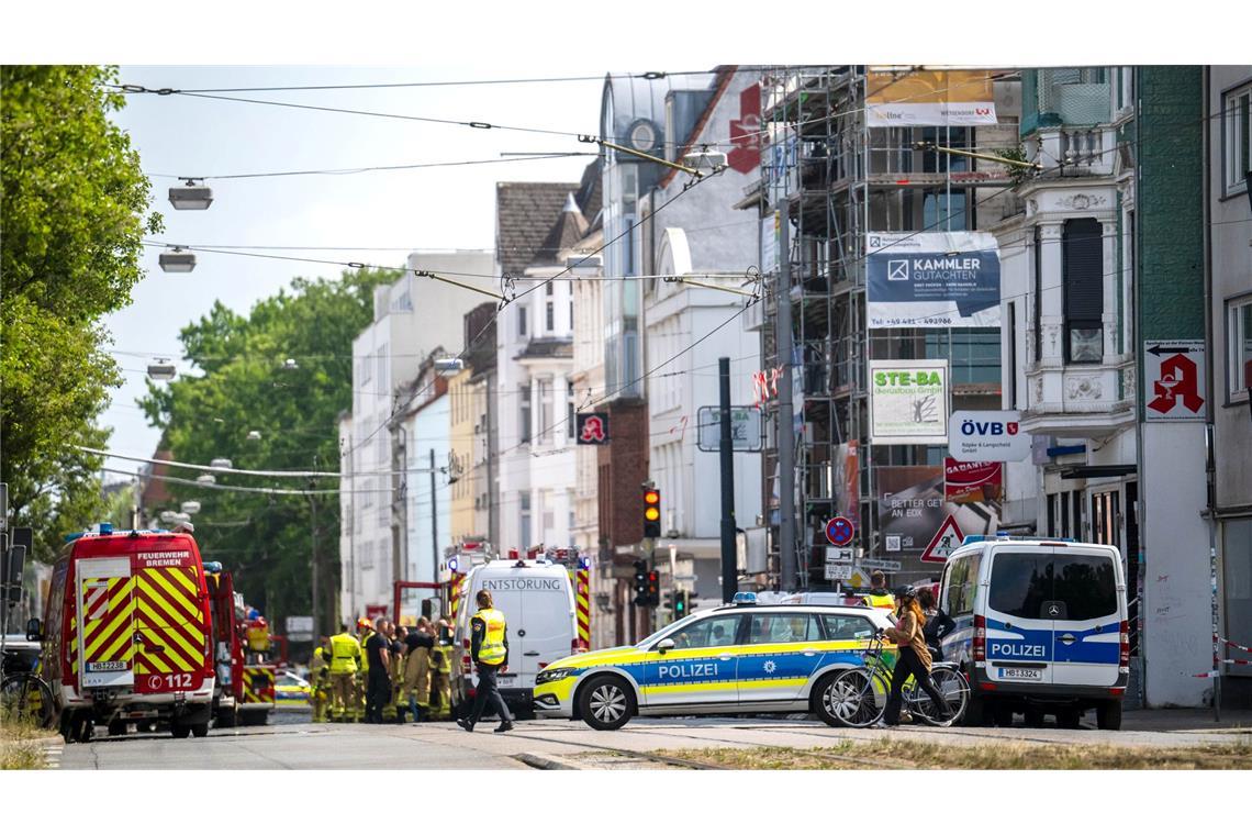 Vier Verletzte bei Brand in einem Bremer Dönerladen Zahlreiche Einsatzkräfte waren vor Ort.