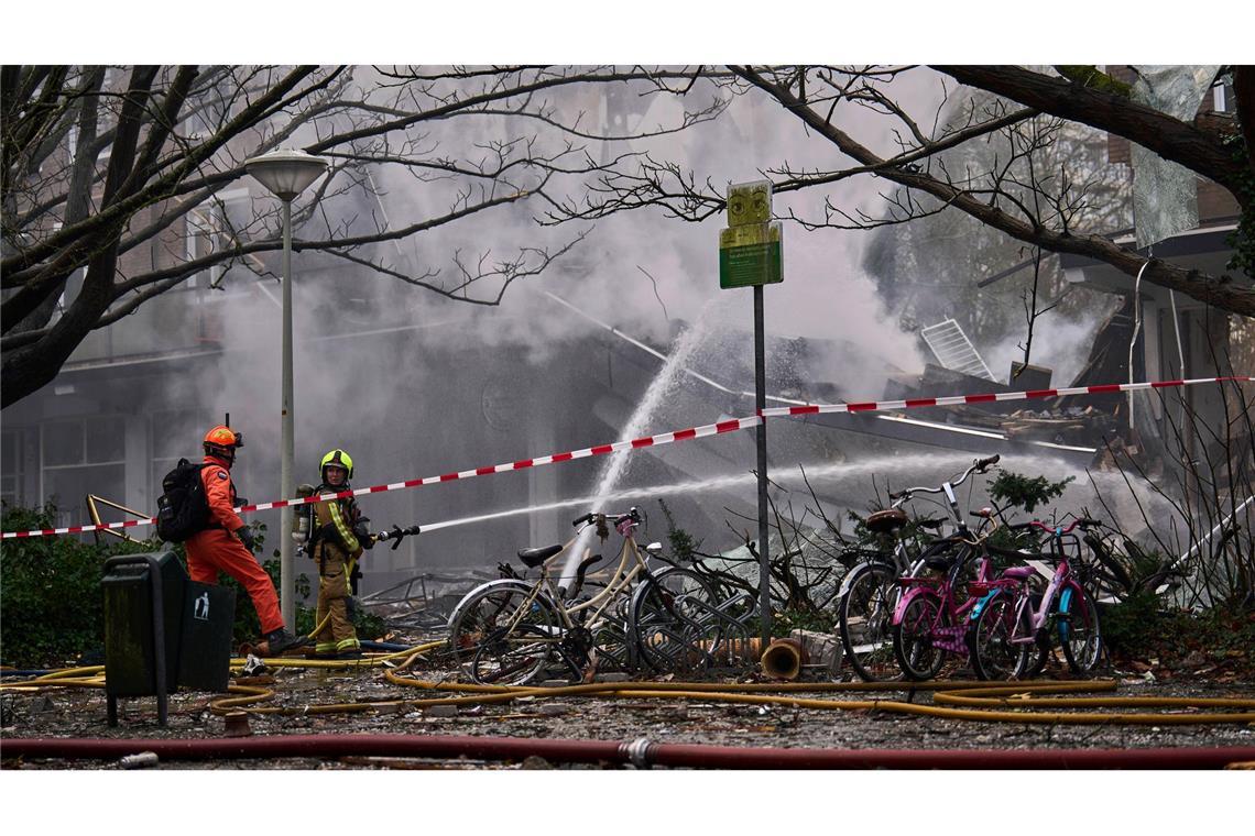 Fünf Tote nach Explosion in Mehrfamilienhaus in Den Haag Zahlreiche Feuerwehr- und Rettungskräfte waren am Ort der Explosion im Einsatz.