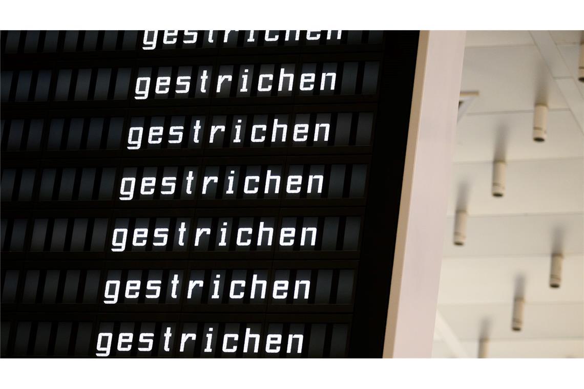 Warnstreiks an 13 deutschen Flughäfen legen Flugverkehr lahm Zahlreiche Flüge wurden gestrichen.