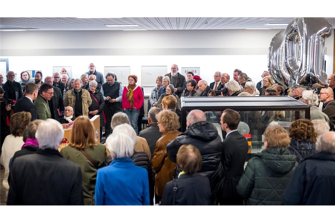 Eugen Gomringer: 100 Exponate zum 100. Geburtstag Zahlreiche Gäste kamen zur Vernissage ins Rehauer Rathaus.