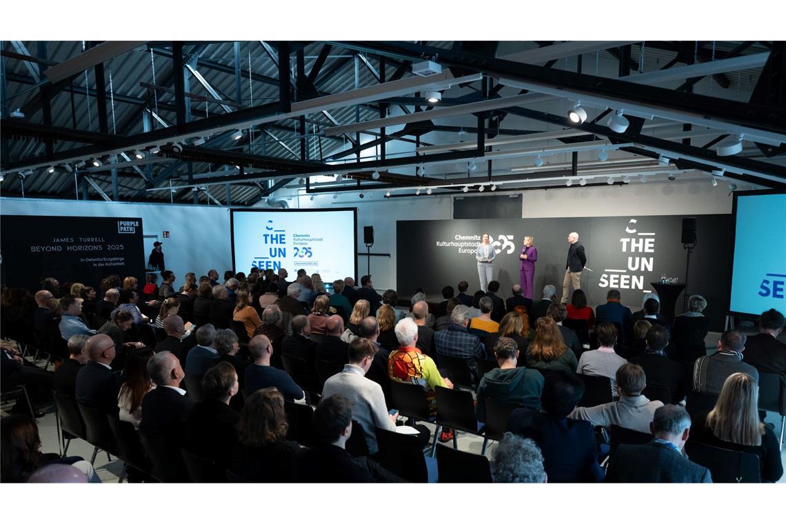 Zahlreiche Gäste sind zur Abschluss-Bilanz des Kulturhauptstadtjahres nach Oelsnitz/Erzgebirge gekommen. Dort wurde zugleich eine neue Lichtinstallation des US-Amerikaners James Turrell offiziell vorgestellt.