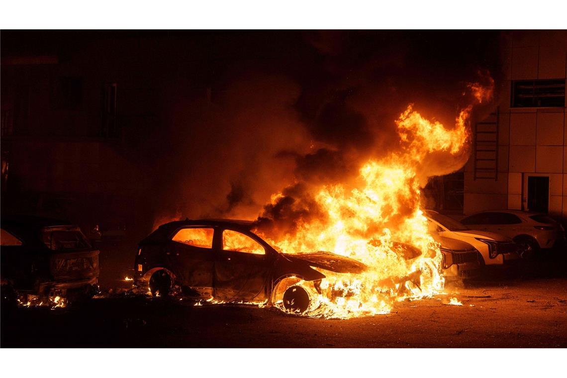 Zahlreiche Gebäude und Autos wurden nach Behördenangaben in der Ukraine bei russischen Angriffen beschädigt.