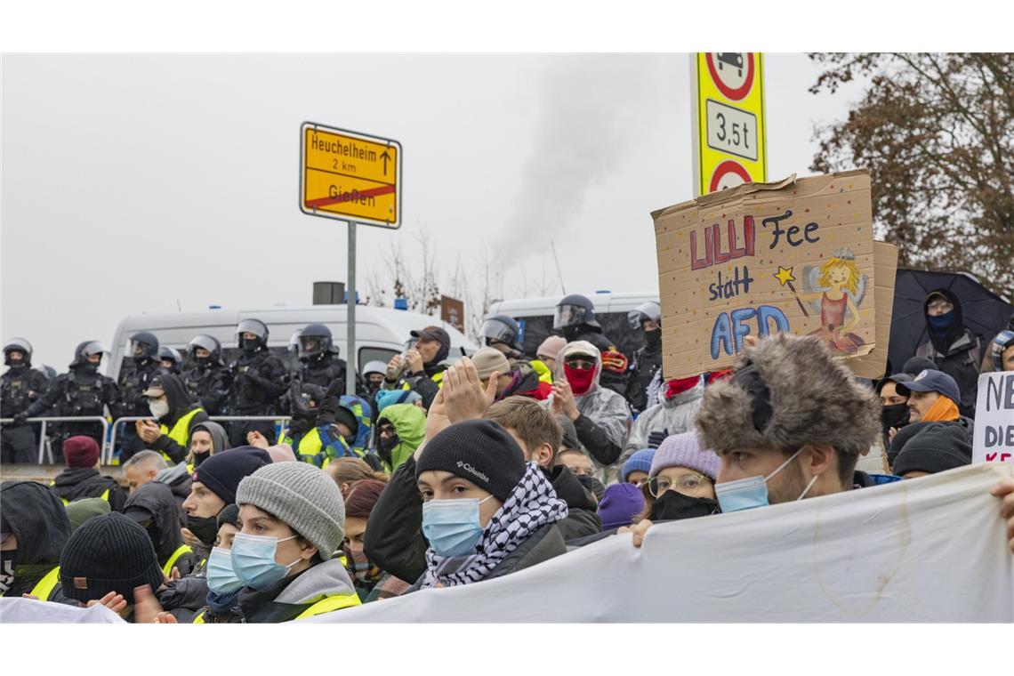 Zahlreiche Gegendemonstranten versuchten, Zufahrten zur Halle zu blockieren.