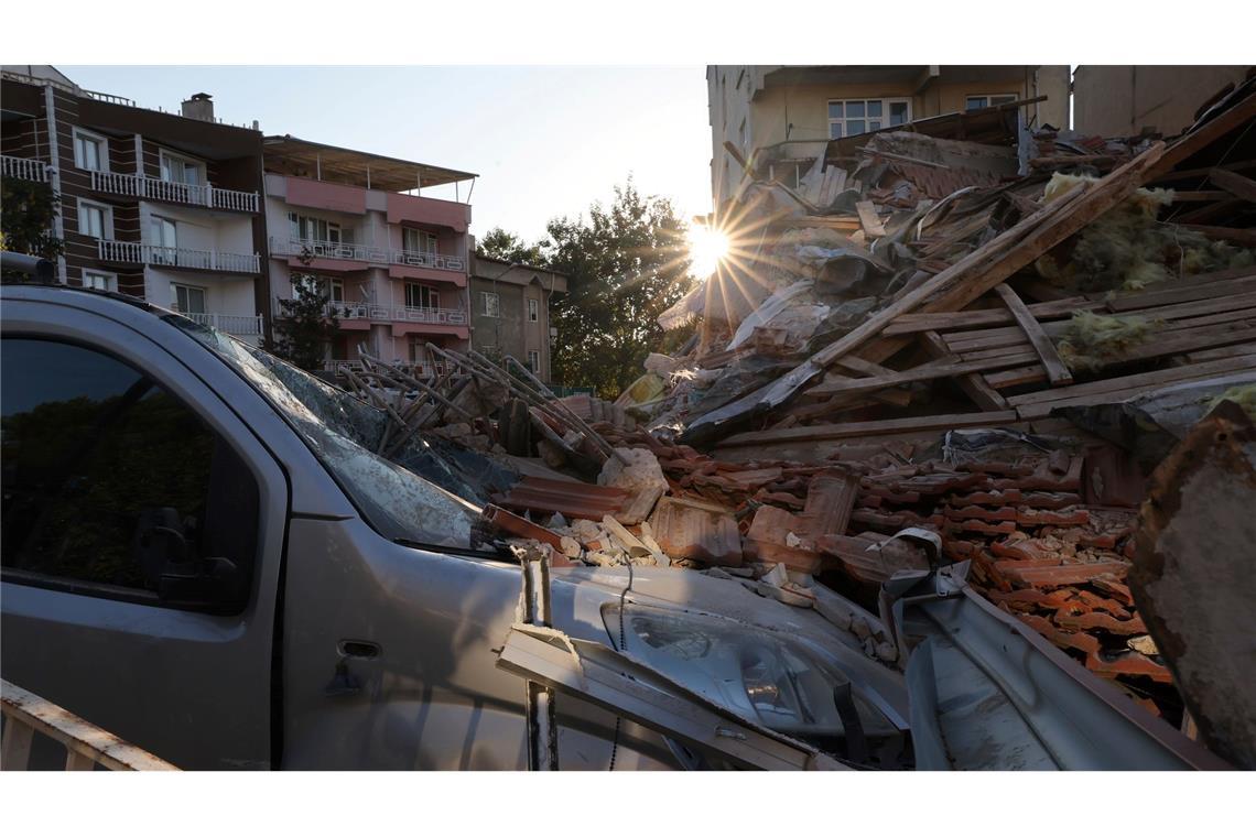 Hunderte Nachbeben in der Westtürkei - Festnahmen Zahlreiche Häuser sind nach dem Erbeben in der Westtürkei zerstört