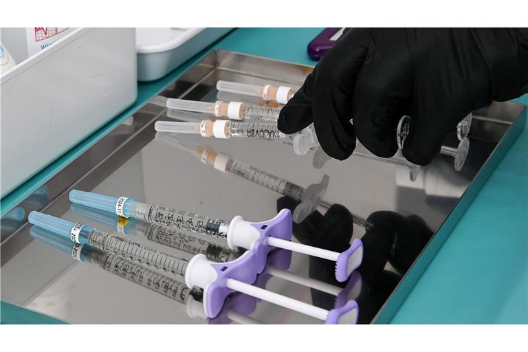 Zahlreiche Influencer machen auf Instagram Werbung für Schönheitseingriffe. (Symbolbild).