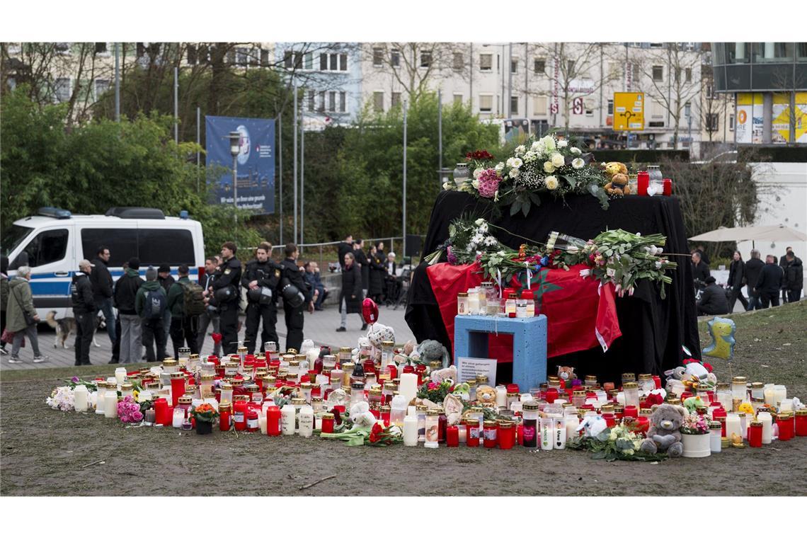 Polizei-Eskorte für Kindergartenkinder? Polizei warnt vor Falschmeldungen Zahlreiche Kerzen und Blumen stehen um das Blaue Klavier im Park Schöntal zum Gedenken an den tödlichen Messerangriff.