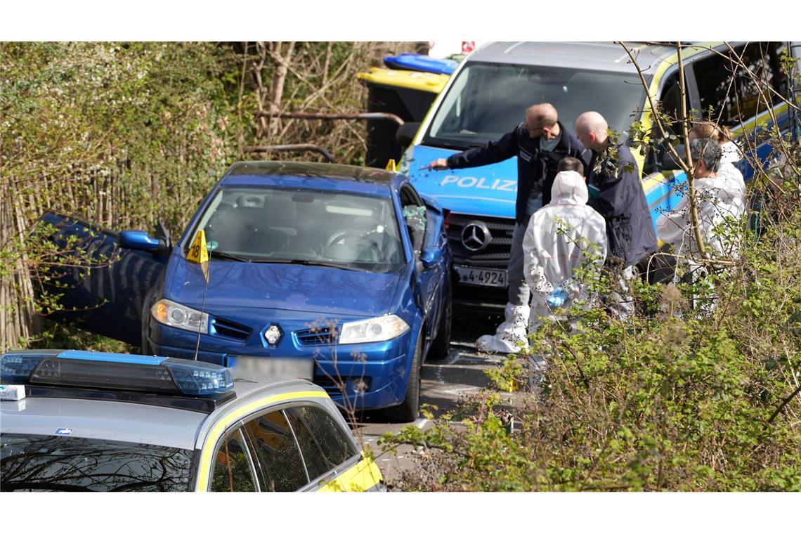Zahlreiche Kräfte waren am Ostersonntag am Tatort und sicherten Spuren.
