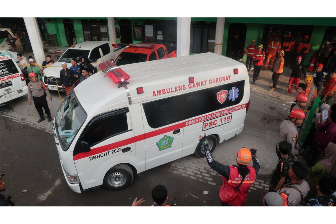 Tote und Vermisste nach Einsturz von Schule in Indonesien Zahlreiche Krankenwagen waren im Einsatz.