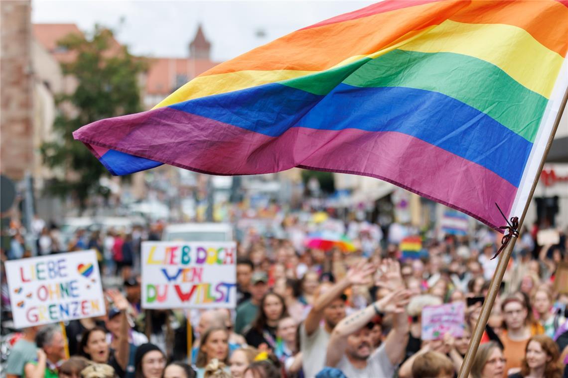 Zahlreiche Menschen bei einer CSD-Demonstration im Rahmen der Nürnberger Prideweek 2023.