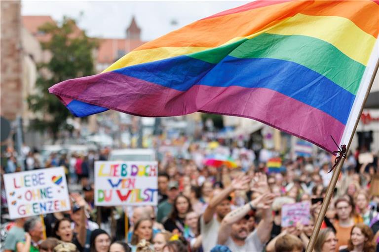 Zahlreiche Menschen bei einer CSD-Demonstration im Rahmen der Nürnberger Prideweek 2023.